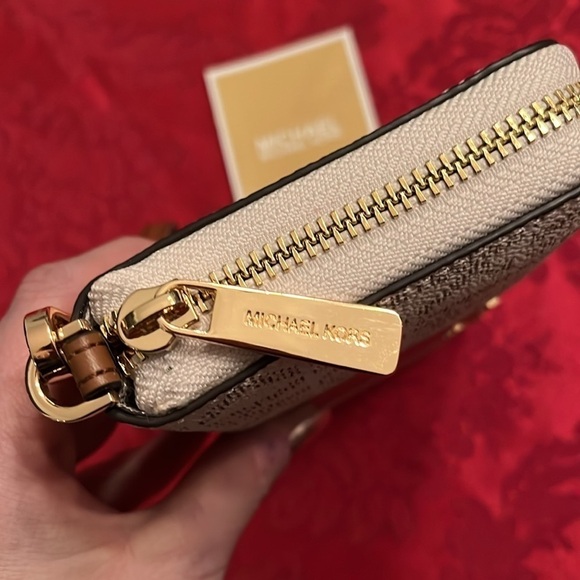 Brand New Michael Kors Large Vanilla Center Stripe Zip Around Wristlet Wallet - Picture 11 of 16